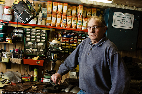 Monsieur Bernard Monsieur Bernard dans son atelier